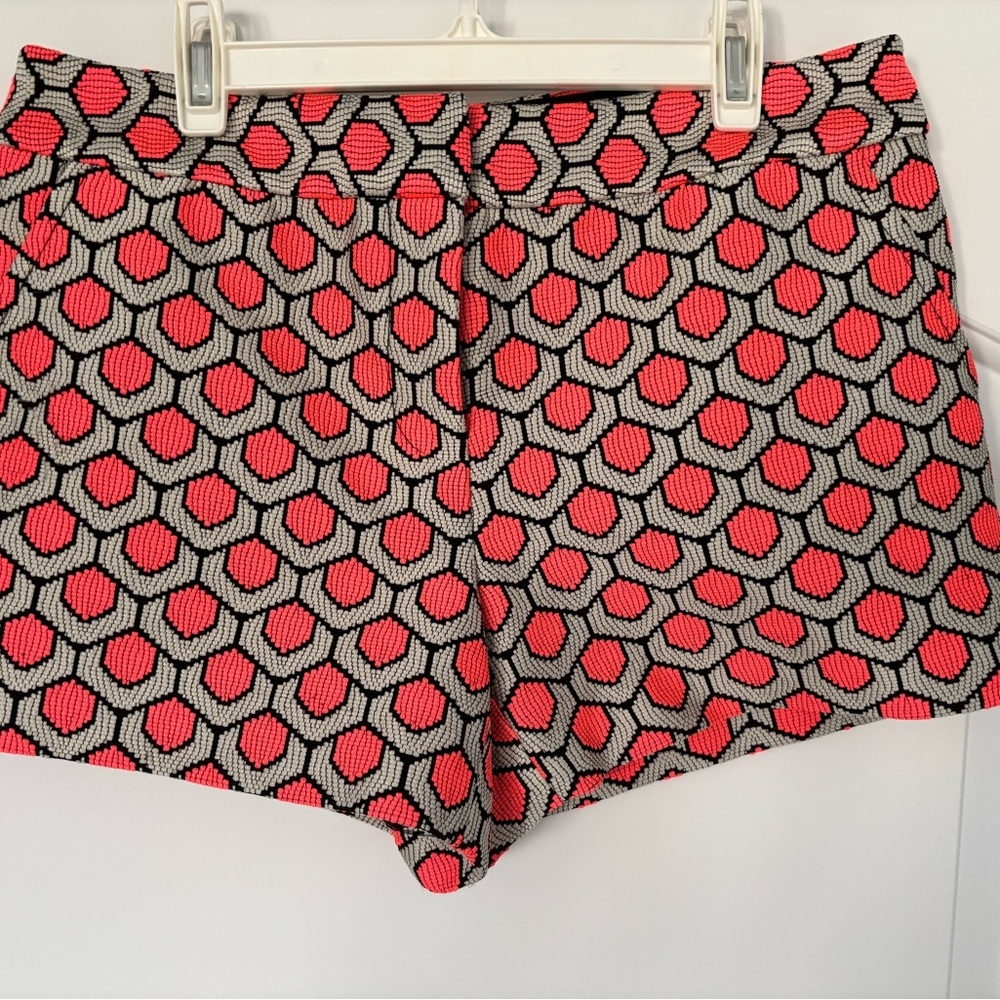Trina Turk “Corbin” Black, Pink & White Honeycomb Jacquard Geometric Shorts - Picture 4 of 8